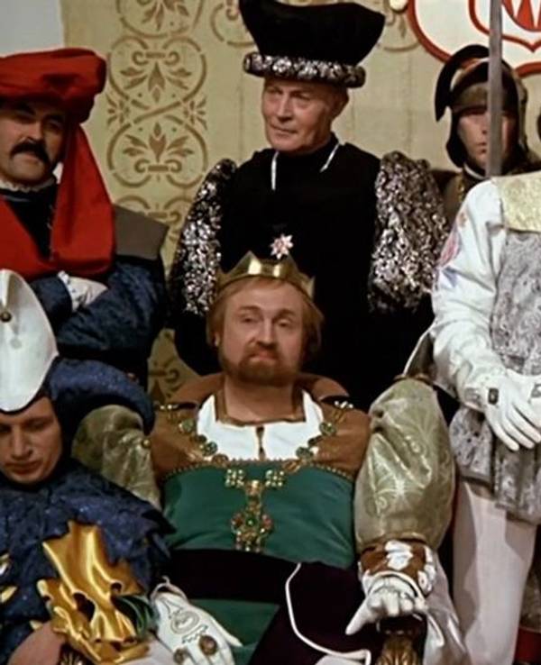 Karin Lesch spielte im Weihnachtsklassiker „Drei Haselnüsse für Aschenbrödel“ die Königin. Das Foto zeigt sie in einer Filmszene mit König (Rolf Hoppe) und Prinz (Pavel Travnicek).