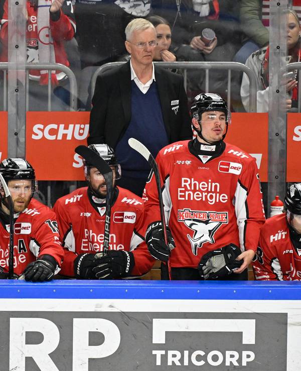 Kari Jalonen steht hinter seinen Spielern.
