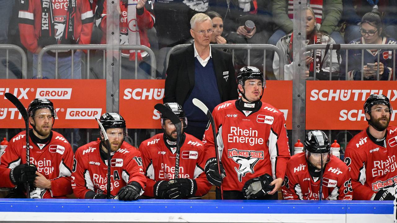 Kari Jalonen steht hinter seinen Spielern.