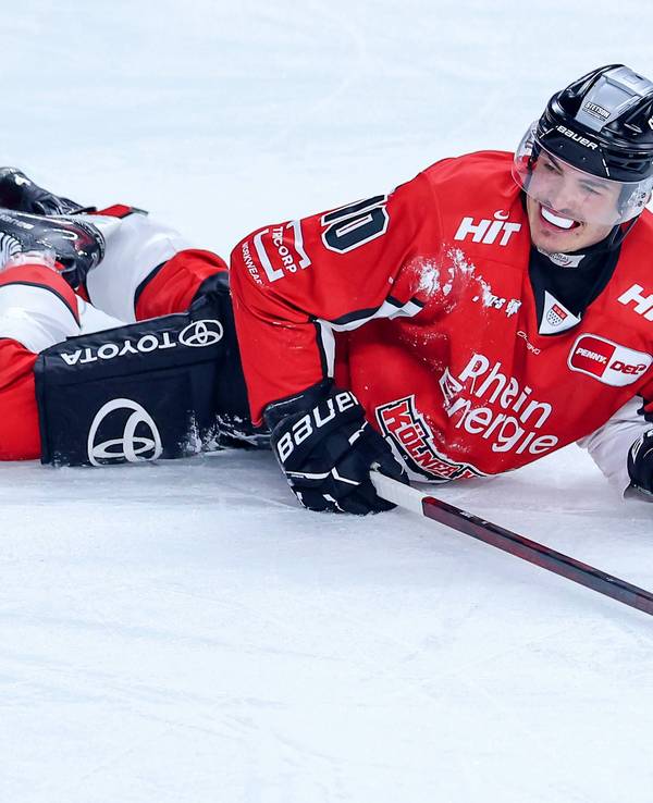 Justin Schütz liegt auf dem Eis.