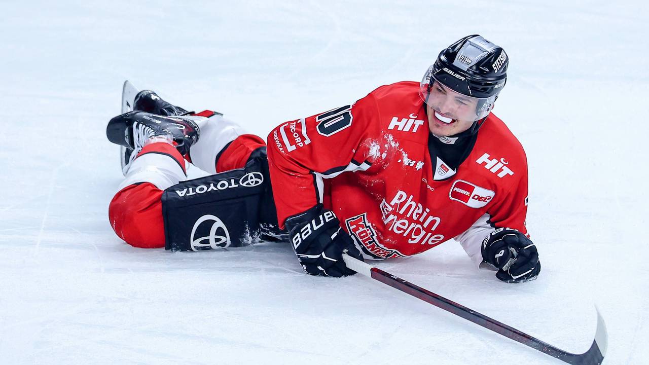 Justin Schütz liegt auf dem Eis.