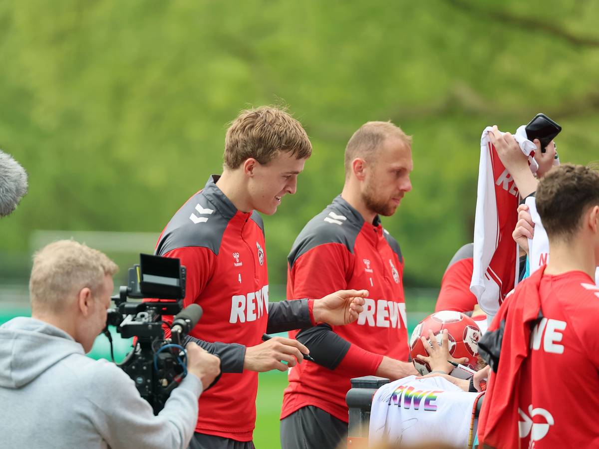 Timo Hübers gibt nach dem Training Autogramme.