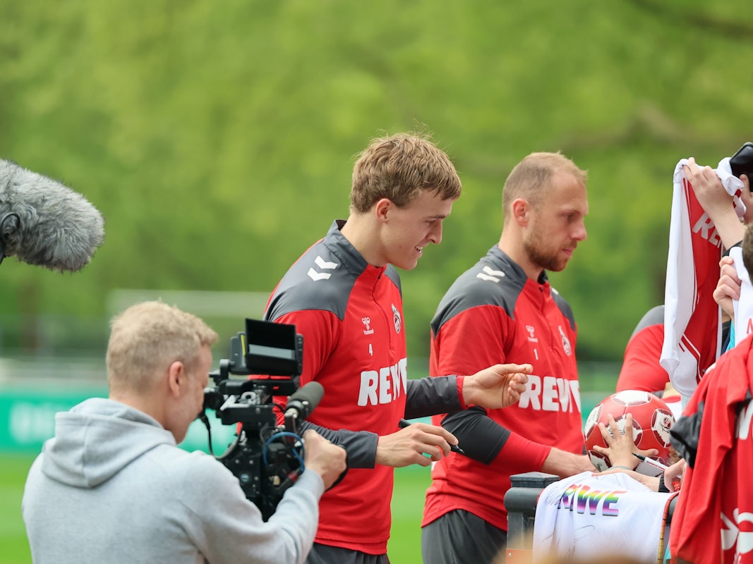 Timo Hübers gibt nach dem Training Autogramme.