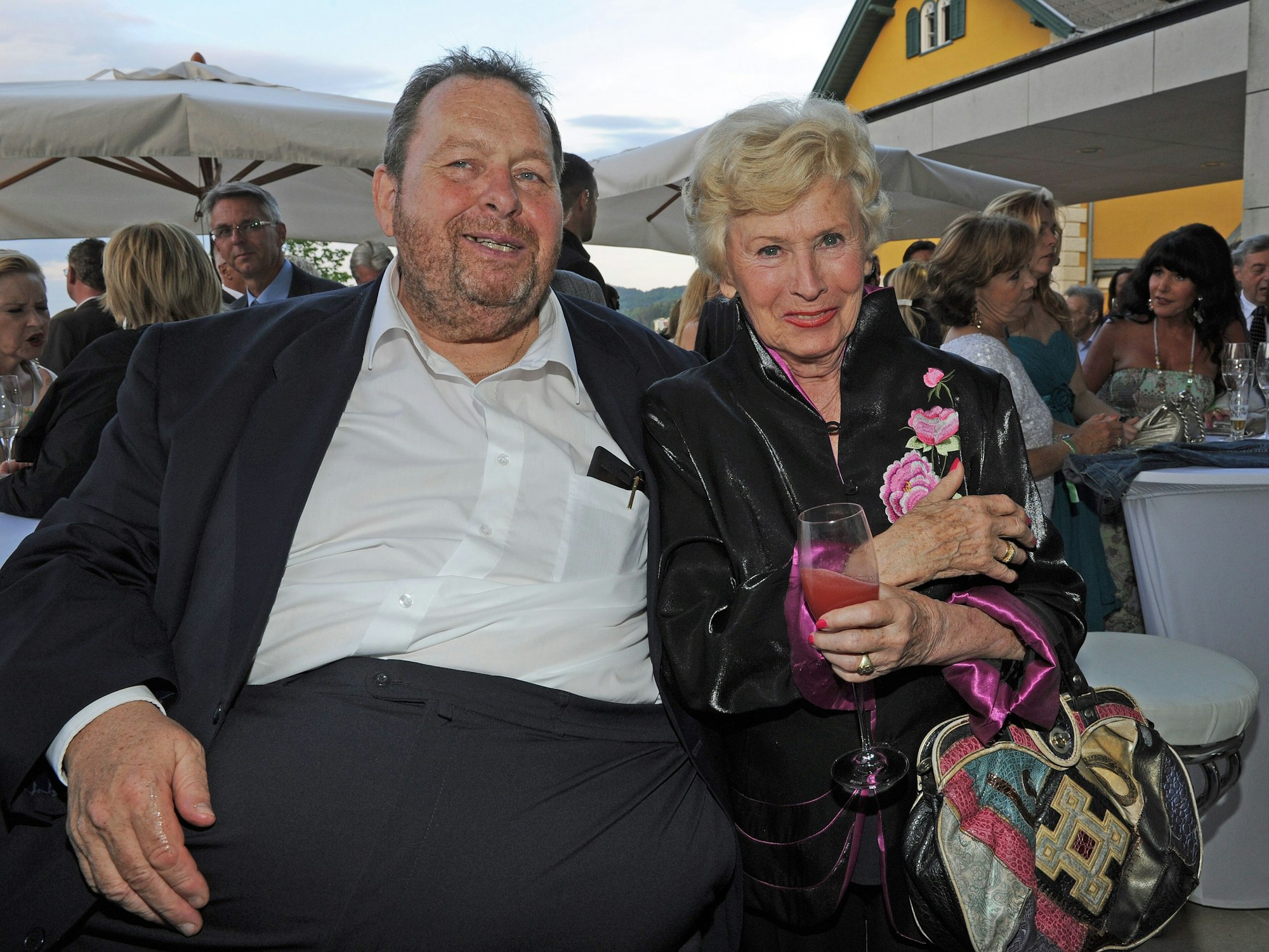 Die Schauspieler Ottfried Fischer und Waltraud Haas am 8. Mai 2015 bei der Gala im Falkensteiner Schlosshotel Velden in Kärnten beim 25jährigen Jubiläum von „Ein Schloss am Wörthersee“.