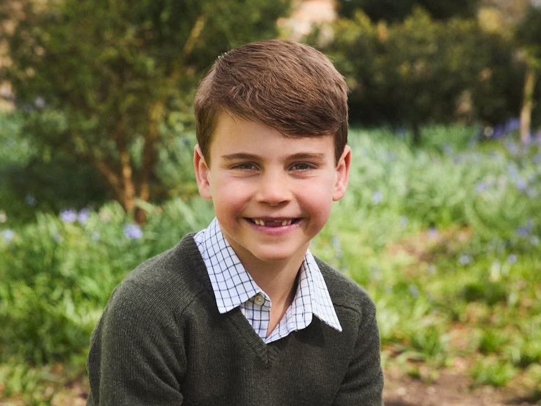 Prinz Louis lächelt.