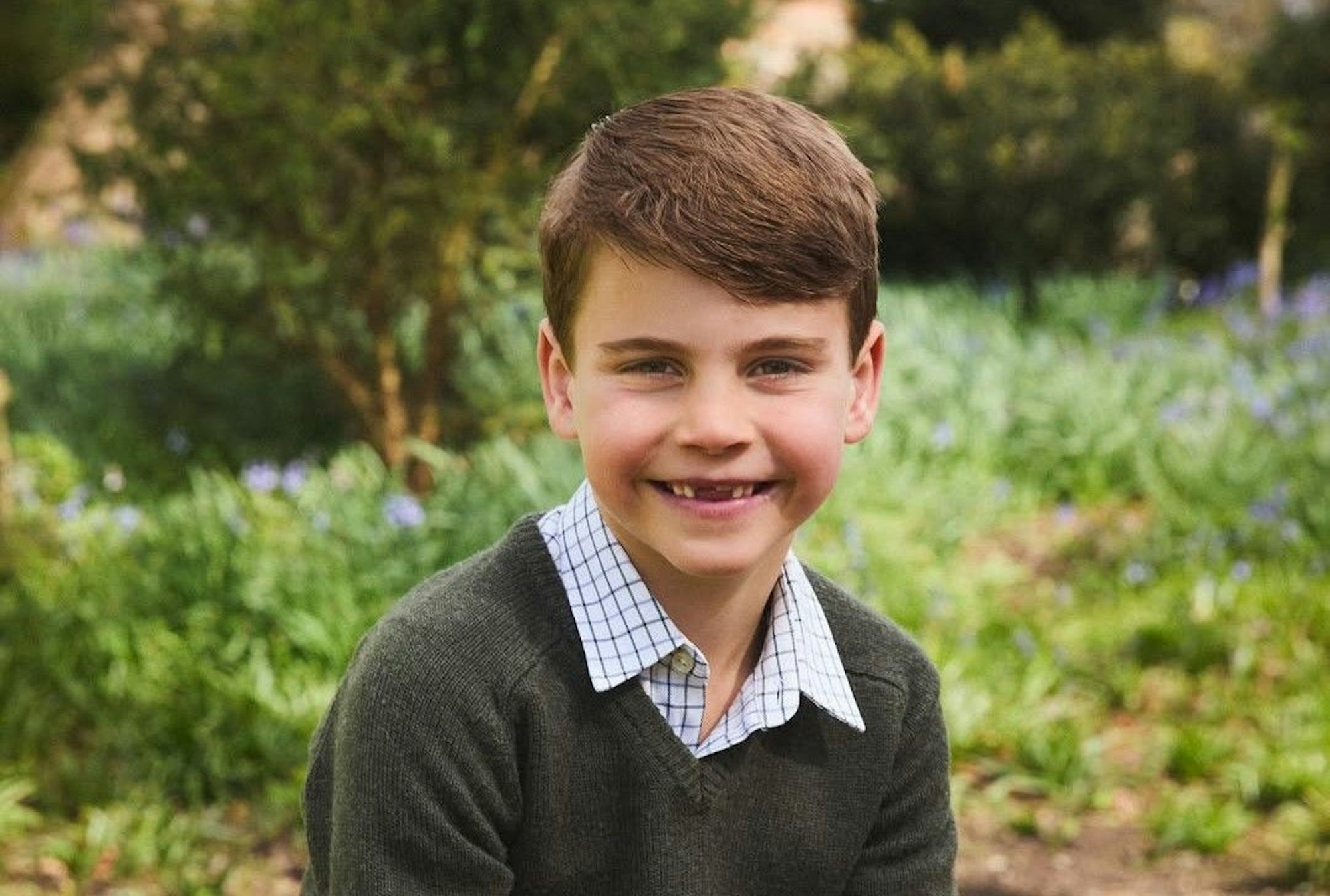 Prinz Louis lächelt.