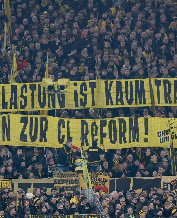 Die BVB-Fans mit einem Banner gegen die hohen Belastung durch die Champions-League-Reform.