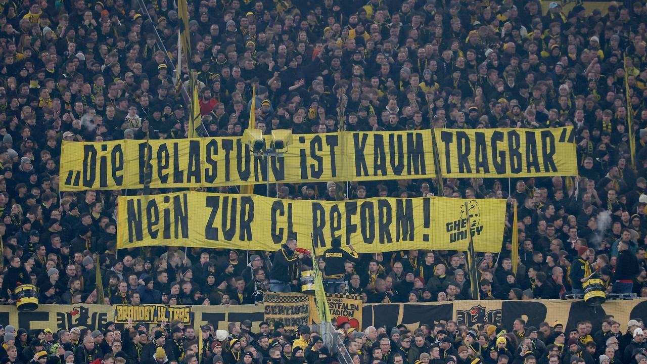 Die BVB-Fans mit einem Banner gegen die hohen Belastung durch die Champions-League-Reform.