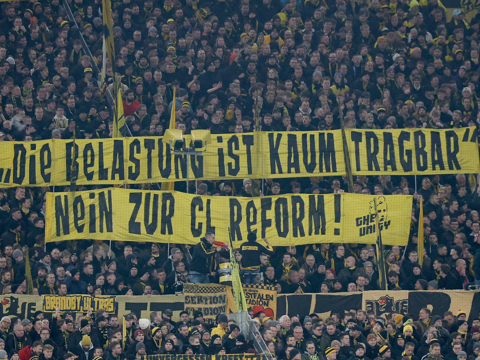 Die BVB-Fans mit einem Banner gegen die hohen Belastung durch die Champions-League-Reform.