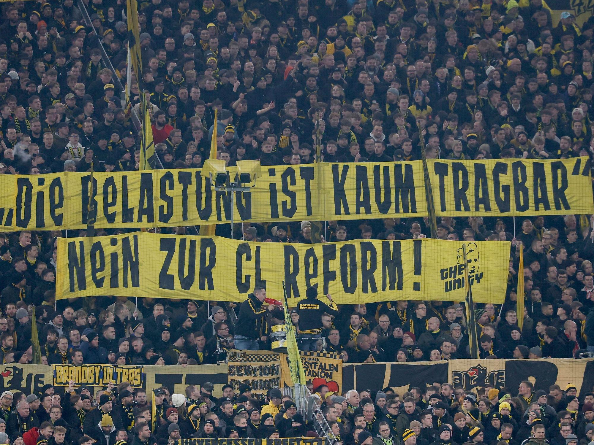 Die BVB-Fans mit einem Banner gegen die hohen Belastung durch die Champions-League-Reform.