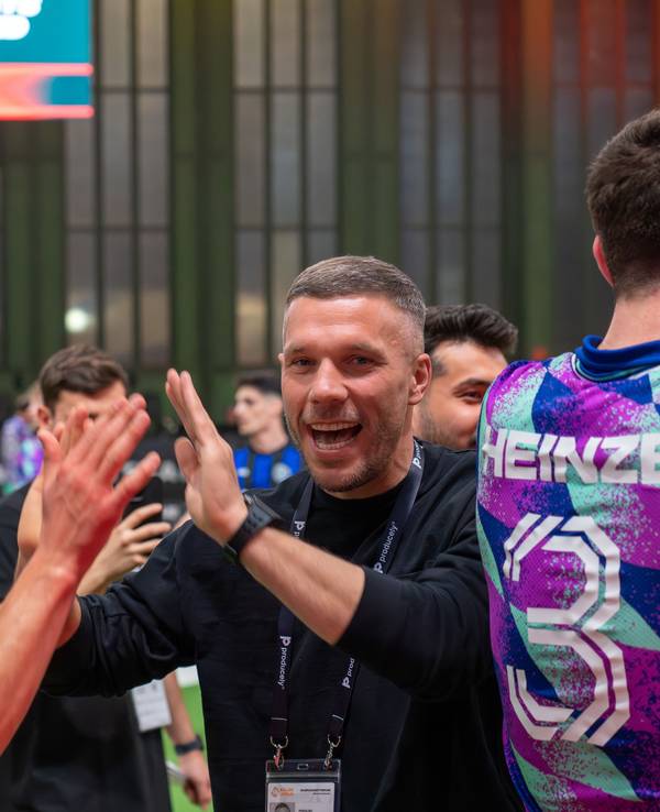 5. Spieltag der Baller League im Hangar 7 des ehemaligen Flughafens Tempelhof, FC Nitro - Streets United. Der ehemalige Fussball-Nationalspieler Lukas Podolski (Mitte r) bejubelt mit seinem Team Streets United den 4:0-Sieg.