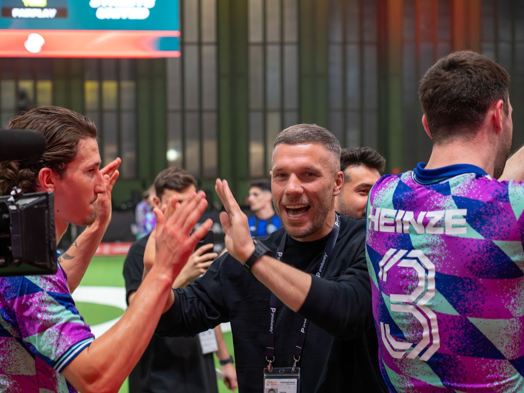 5. Spieltag der Baller League im Hangar 7 des ehemaligen Flughafens Tempelhof, FC Nitro - Streets United. Der ehemalige Fussball-Nationalspieler Lukas Podolski (Mitte r) bejubelt mit seinem Team Streets United den 4:0-Sieg.