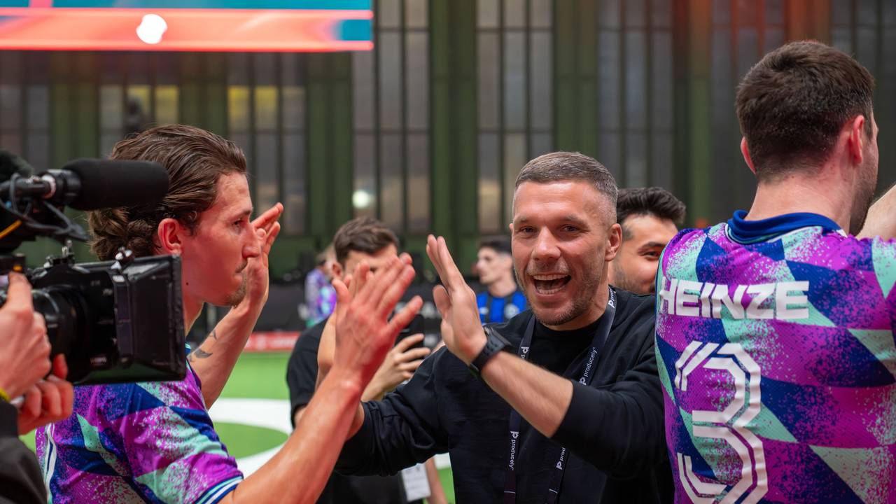 5. Spieltag der Baller League im Hangar 7 des ehemaligen Flughafens Tempelhof, FC Nitro - Streets United. Der ehemalige Fussball-Nationalspieler Lukas Podolski (Mitte r) bejubelt mit seinem Team Streets United den 4:0-Sieg.
