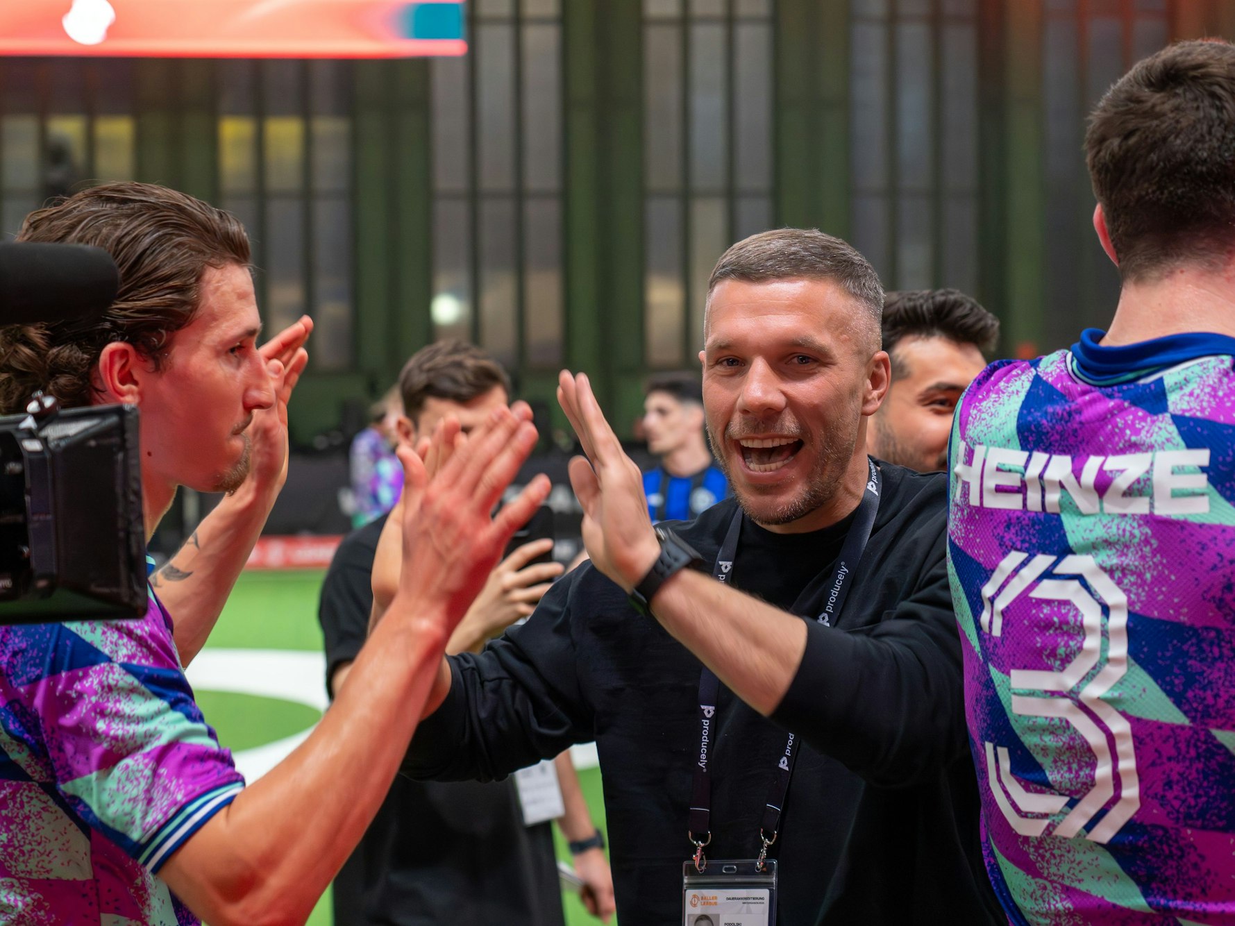 5. Spieltag der Baller League im Hangar 7 des ehemaligen Flughafens Tempelhof, FC Nitro - Streets United. Der ehemalige Fussball-Nationalspieler Lukas Podolski (Mitte r) bejubelt mit seinem Team Streets United den 4:0-Sieg.