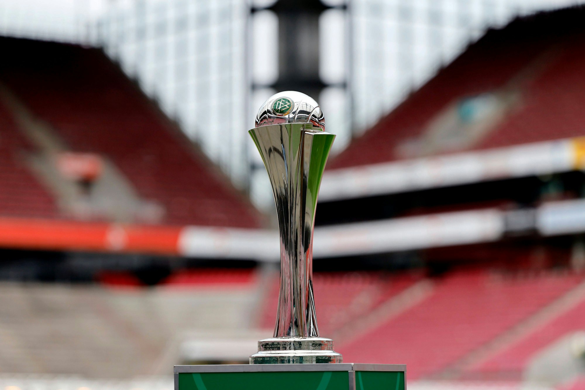 Der DFB-Pokal der Frauen zu sehen bei der Pressekonferenz zur Austragung des DFB-Pokalfinale der Frauen zwischen FC Bayern München und SV Werder Bremen im RheinEnergieStadion in Köln.