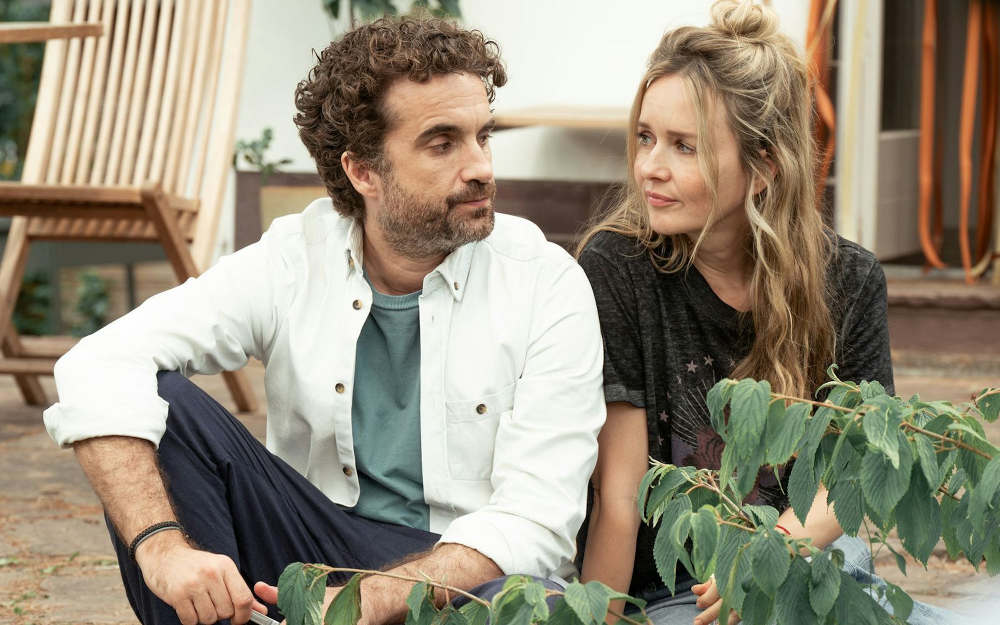 „Stromberg“-Autor Ralf Husmann schrieb auch die ZDF-Komödie „Die Bachmanns“: Oliver Wnuk und Stefanie Stappenbeck verkörpern das geschiedene Paar Markus und Miriam. Der gemeinsamen Kinder zuliebe zieht Markus in das Haus neben seiner Ex. (Bild: ZDF/Britta Krehl)