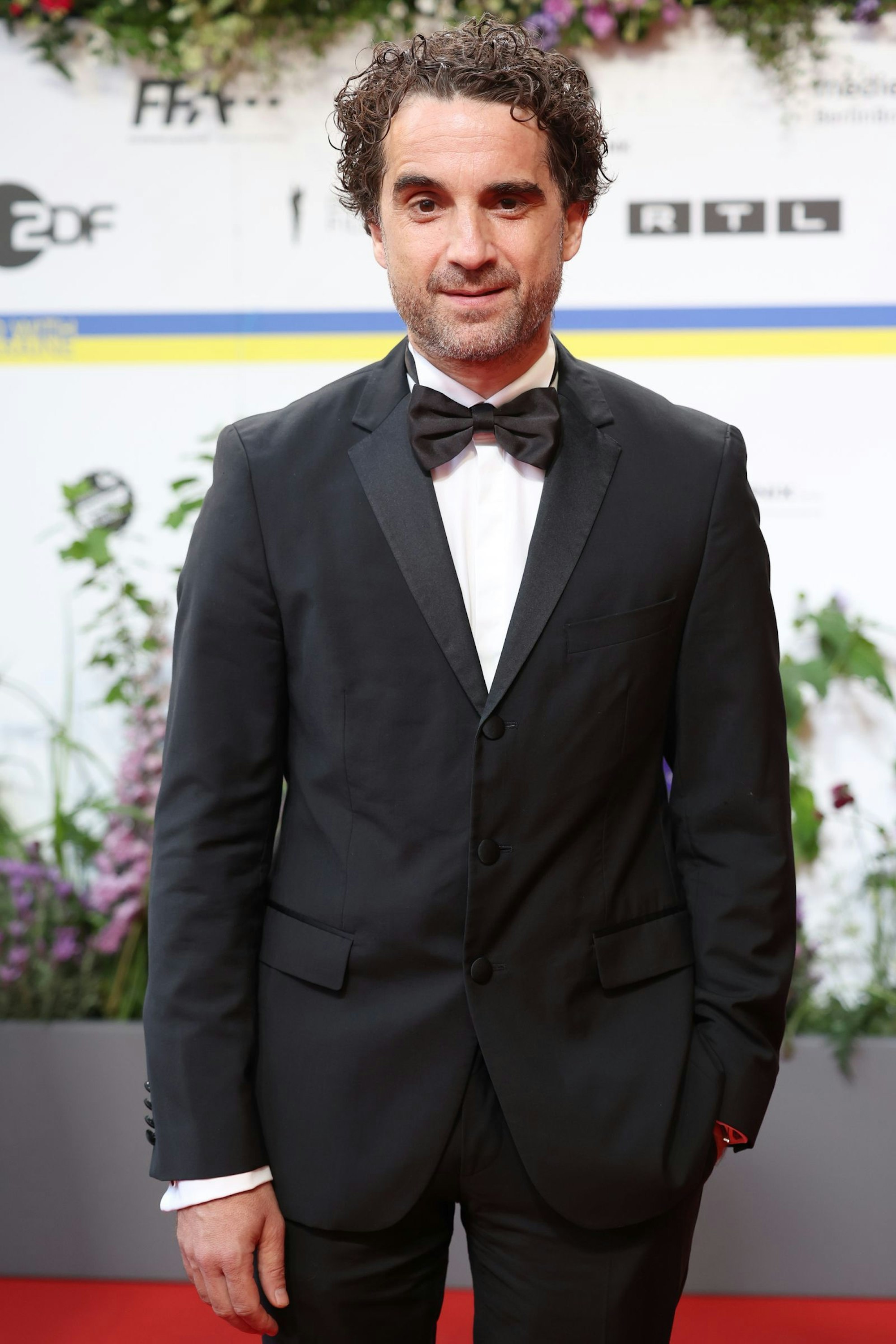 Oliver Wnuk ist nicht nur Schauspieler, sondern auch Autor. Uter anderem schrieb er mehrere Kinderbücher, die ARD-Filmreihe „Das Leben ist kein Kindergarten“ sowie das preisgekrönte Hörspiel „Der Aufstieg und Fall des Siggi S.“ (Bild: 2023 Getty Images/Andreas Rentz)