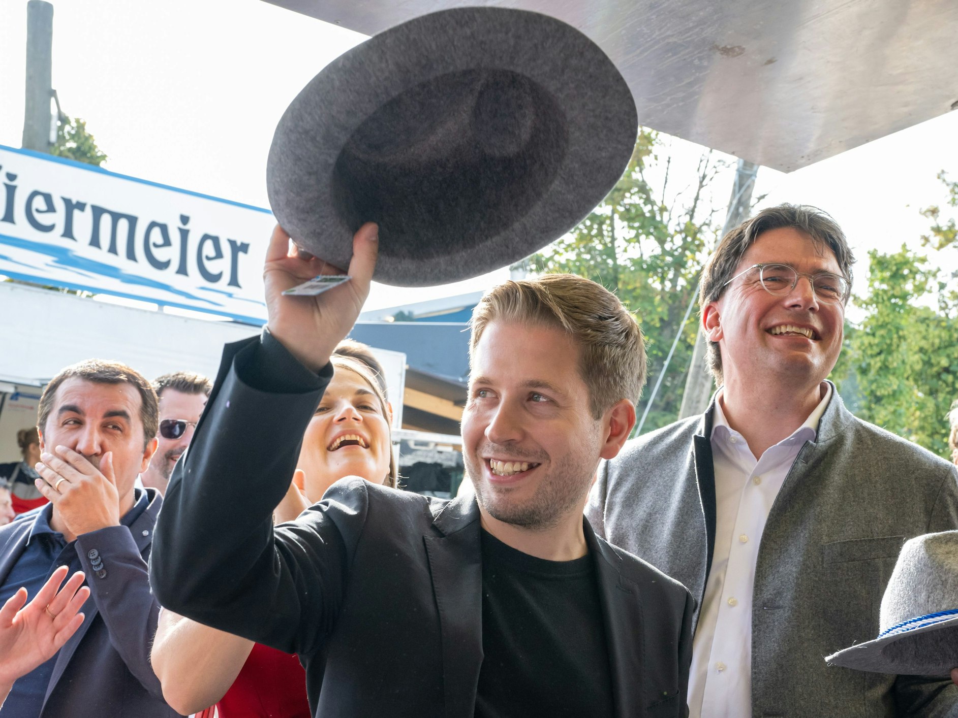 Kevin Kühnert (Mitte) im Jahr 2022, damals Generalsekretär der SPD, und Florian von Brunn (r.), Vorsitzender der Bayern-SPD: Über ein halbes Jahr nach seinem Rückzug meldet sich Kühnert zu Wort.