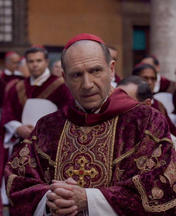 Ralph Fiennes als Cardinal Lawrence in einer Szene des Films „Konklave“ (undatierte Filmszene).