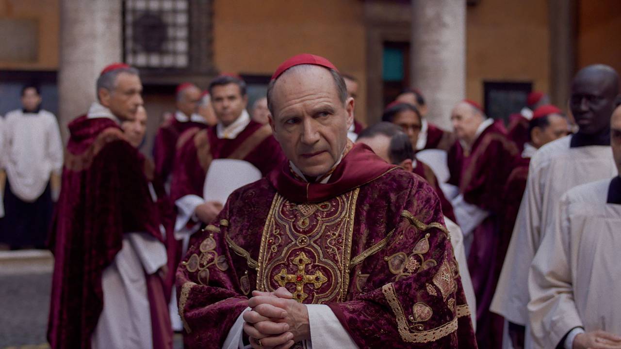 Ralph Fiennes als Cardinal Lawrence in einer Szene des Films „Konklave“ (undatierte Filmszene).