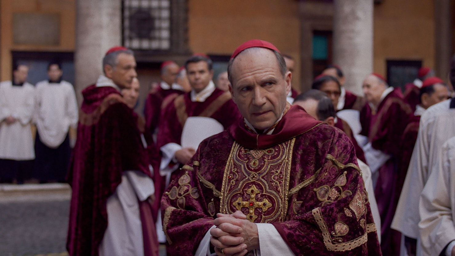 Ralph Fiennes als Cardinal Lawrence in einer Szene des Films „Konklave“ (undatierte Filmszene).
