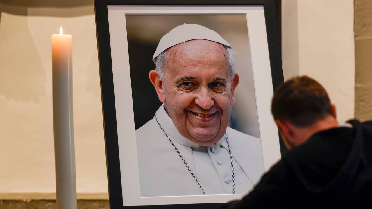 Ein Kirchenbesucher trägt sich im Bonner Münster in das Kondolenzbuch für den verstorbenen Papst Franziskus ein.