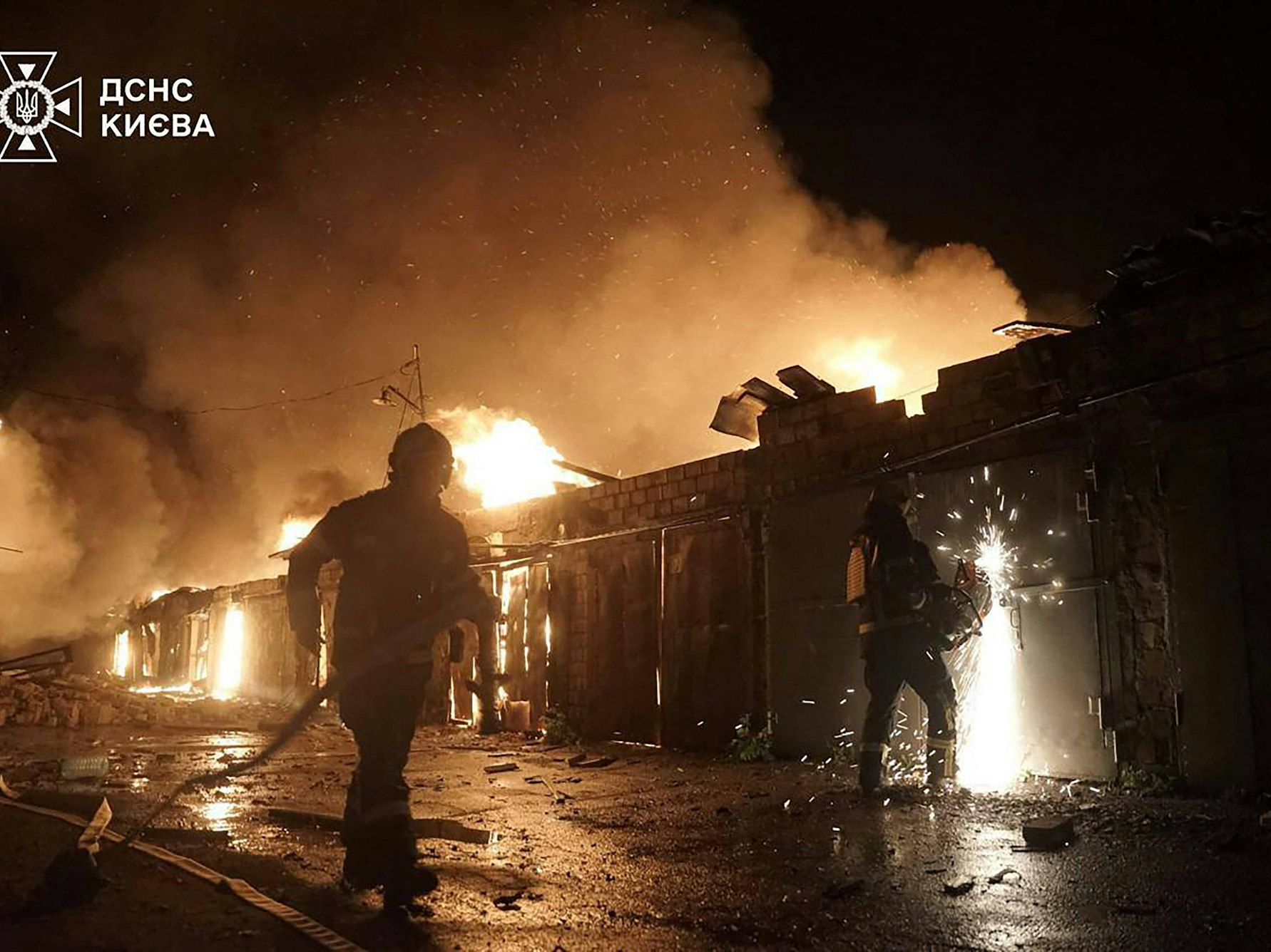 Dieses vom Katastrophenschutz der Ukraine am 24. April veröffentlichte Foto zeigt Rettungskräfte beim Löschen eines Feuers in Kyjiw.