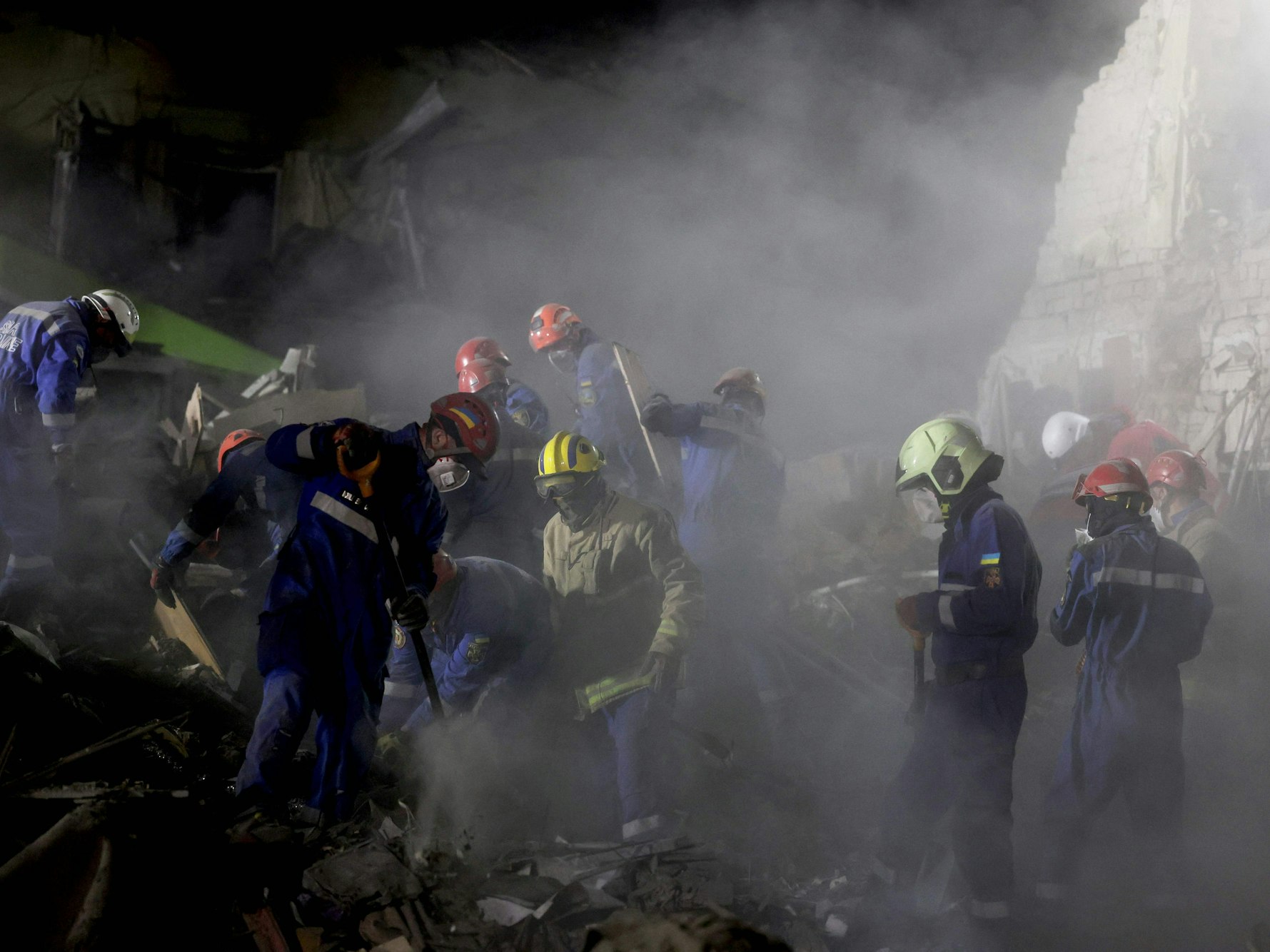 Ukrainische Rettungskräfte suchen nach den massiven Raketenangriffen nach Verschütteten unter den Trümmern.