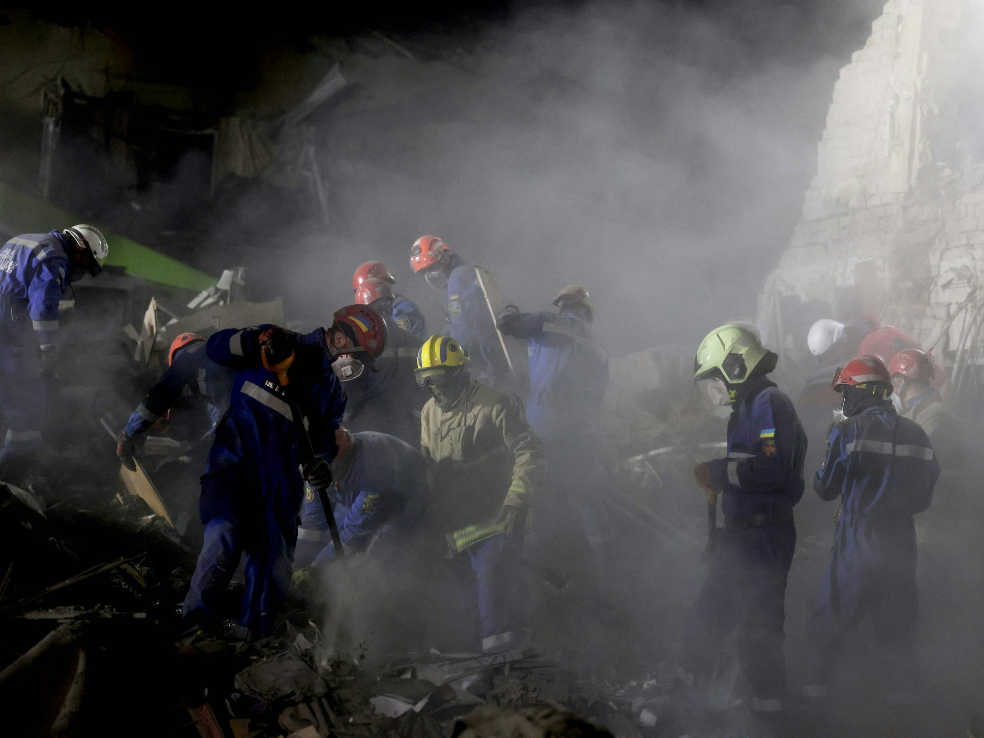 Ukrainische Rettungskräfte suchen nach den massiven Raketenangriffen nach Verschütteten unter den Trümmern.