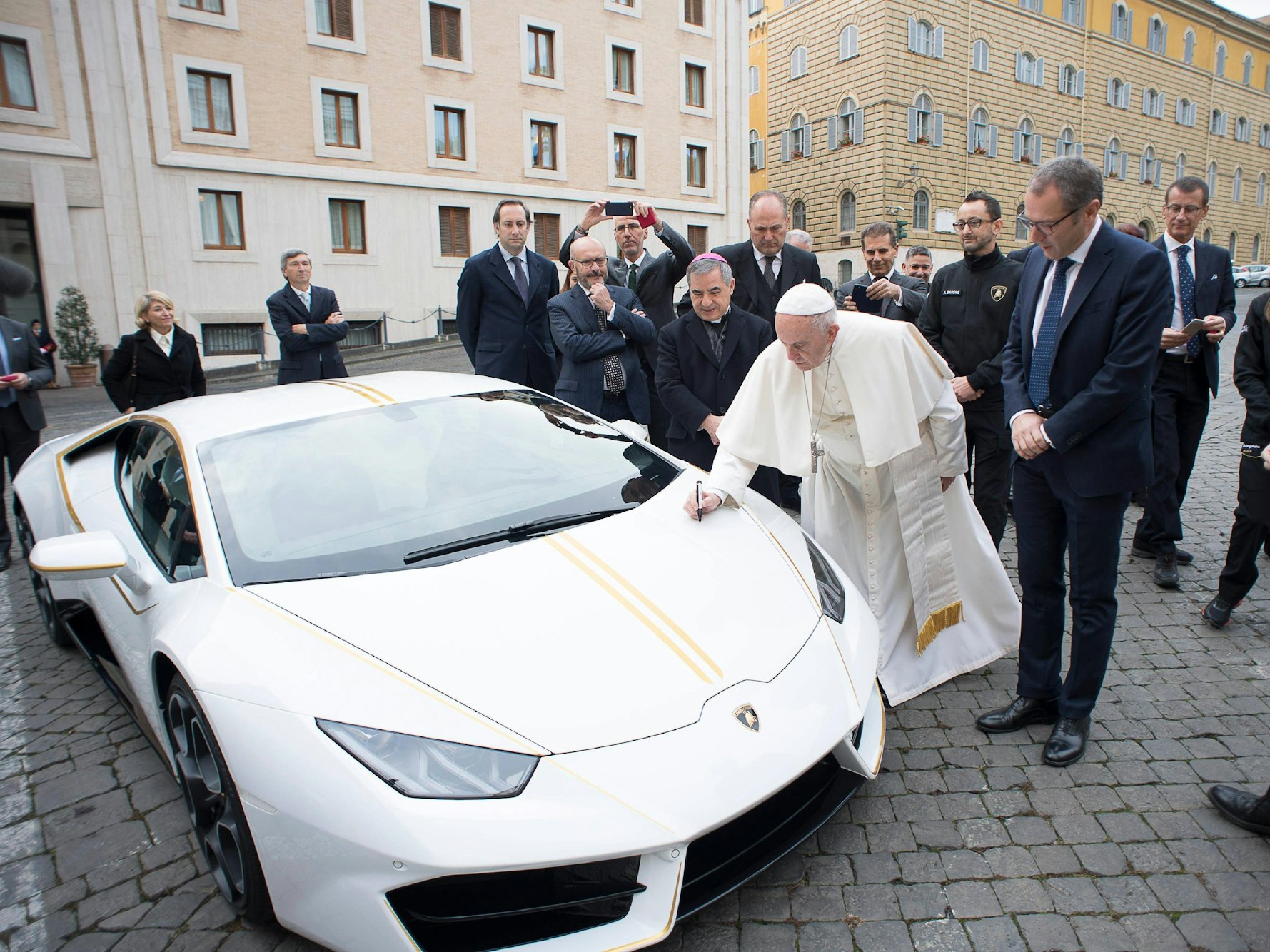 2017 bekam Papst Franziskus einen weißen Lamborghini geschenkt.