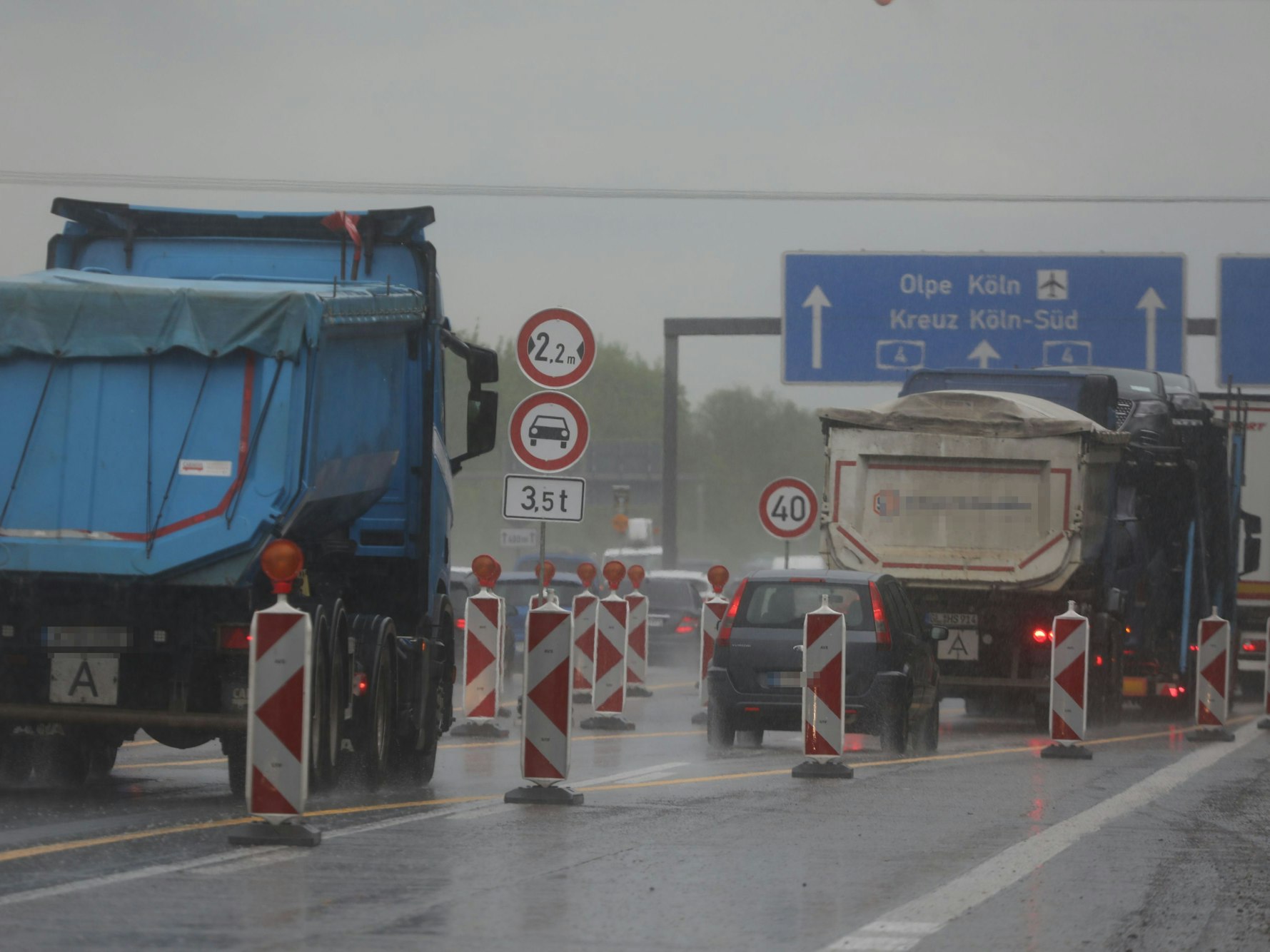 LKWs und PKWs auf der Baustelle der A4 an der Anschlussstelle Eifeltor.