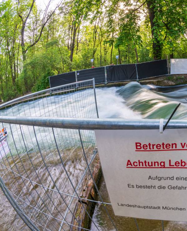 Ein Schild mit der Aufschrift „Betreten verboten! Achtung Lebensgefahr!“ hängt am 23. April 2025 an einer Absperrung. Die Eisbachwelle im Englischen Garten in München ist nach einem Surf-Unfall weiterhin gesperrt.