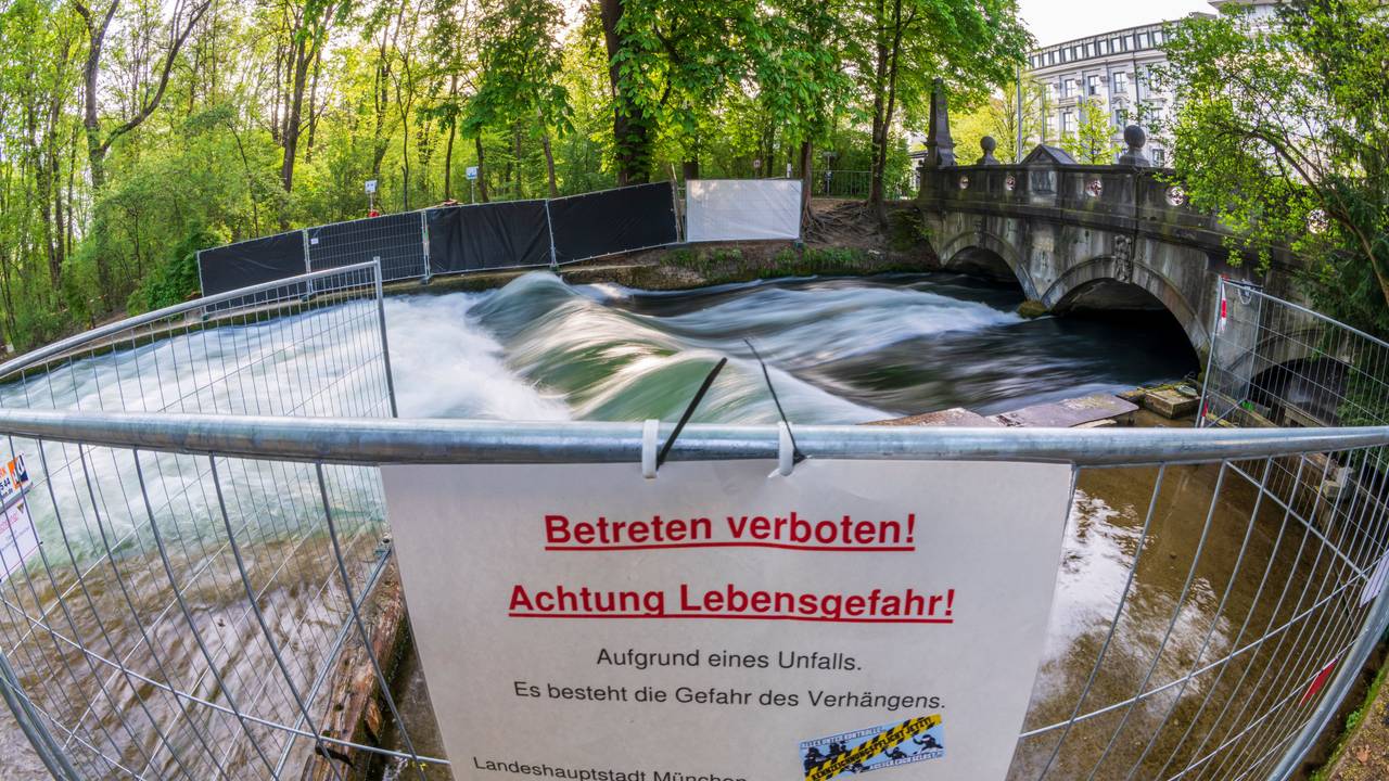 Ein Schild mit der Aufschrift „Betreten verboten! Achtung Lebensgefahr!“ hängt am 23. April 2025 an einer Absperrung. Die Eisbachwelle im Englischen Garten in München ist nach einem Surf-Unfall weiterhin gesperrt.