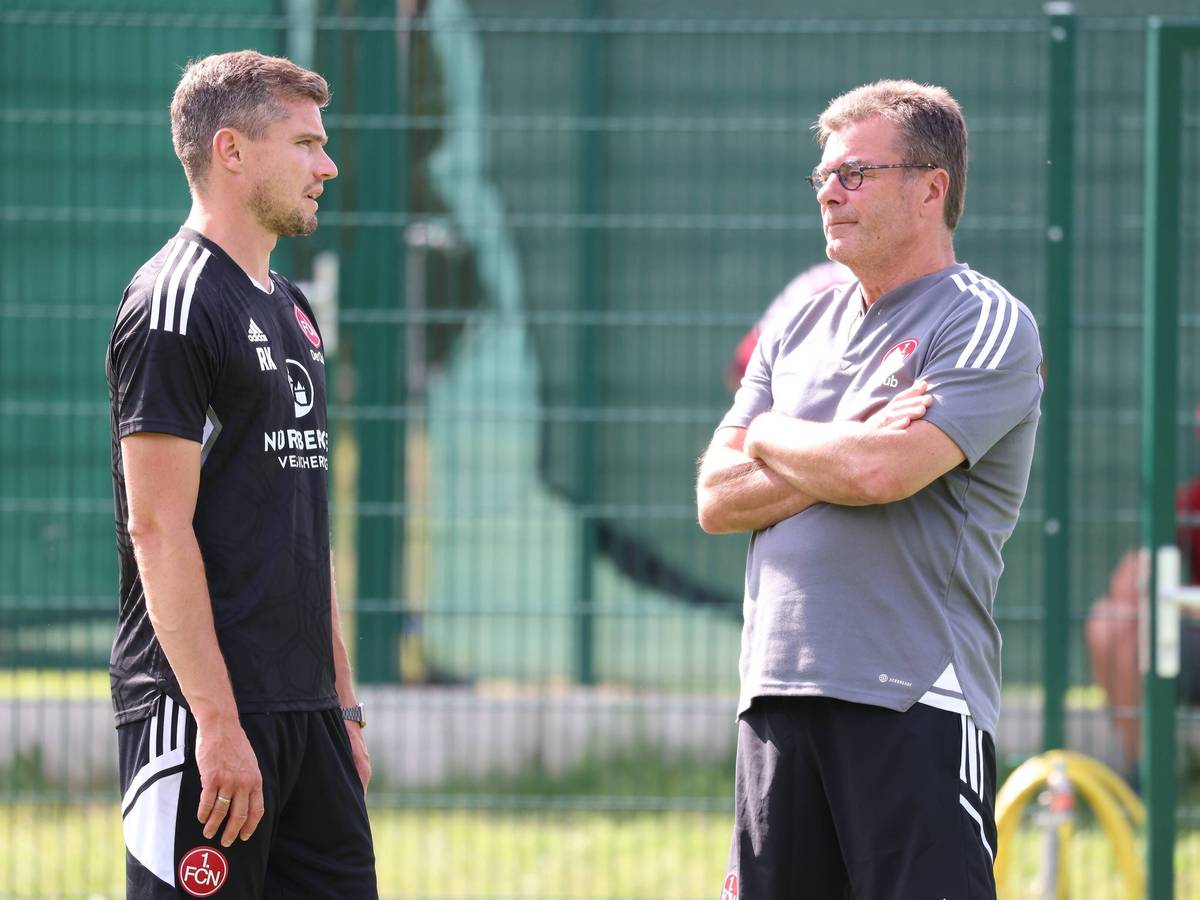 Robert Klauß und Dieter Hecking unterhalten sich.