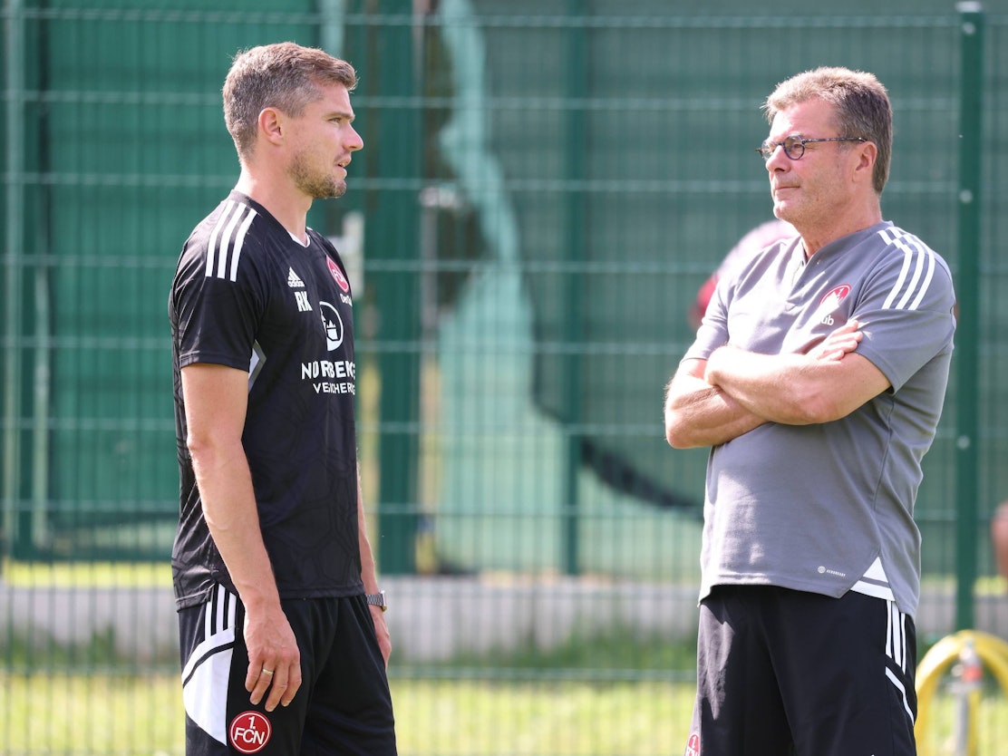 Robert Klauß und Dieter Hecking unterhalten sich.