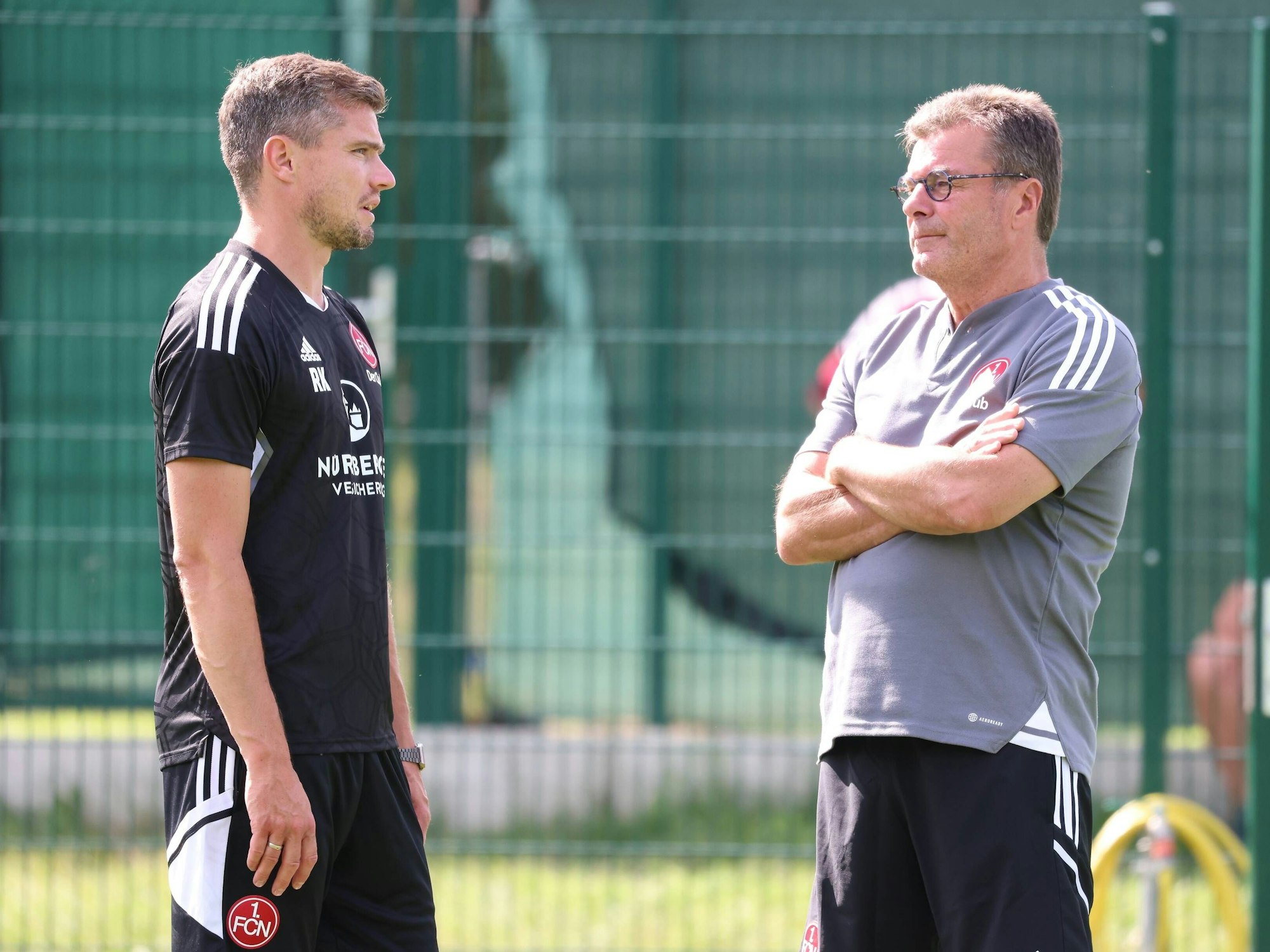 Robert Klauß und Dieter Hecking unterhalten sich.