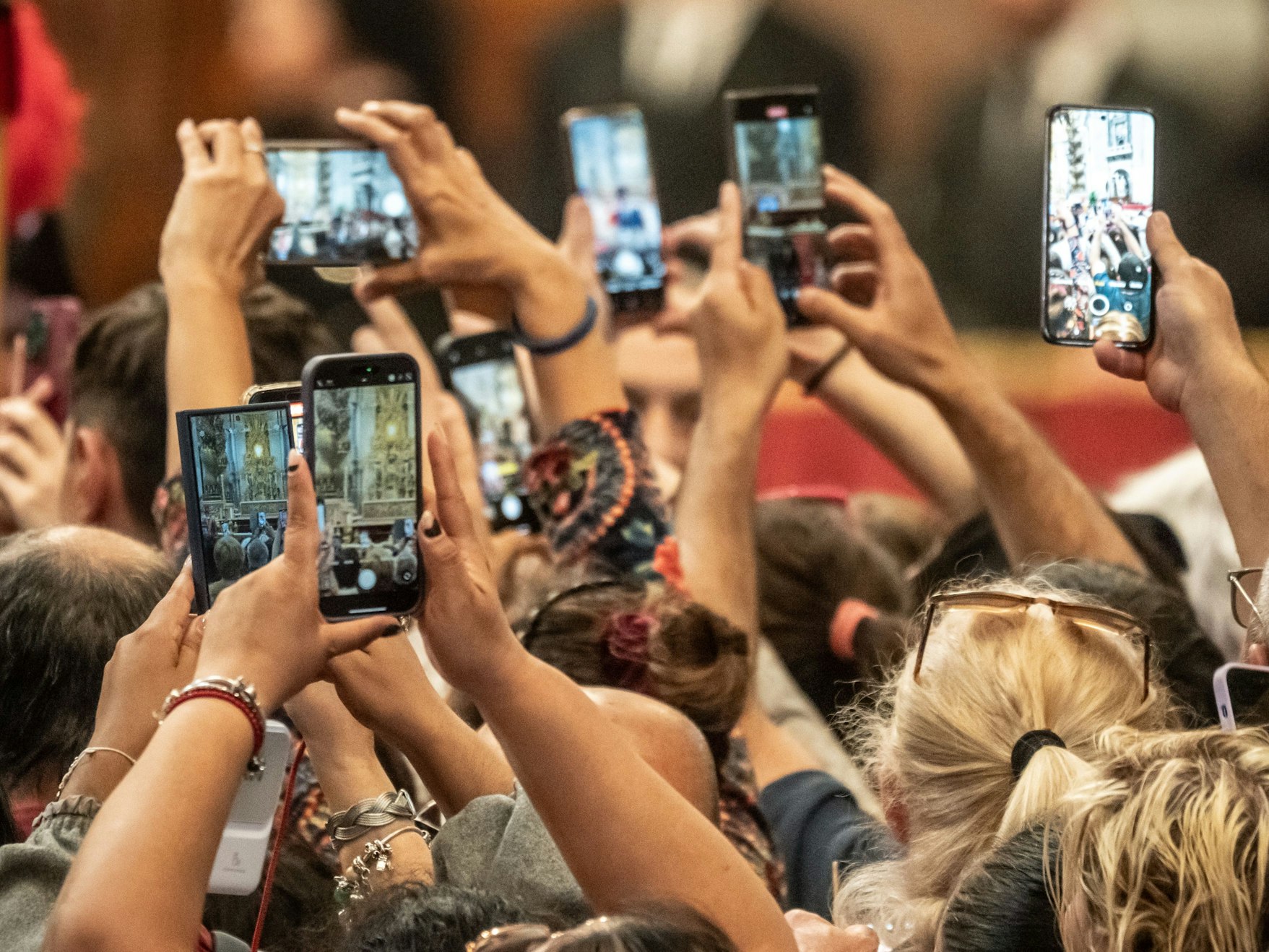 Gläubige ziehen im Petersdom am offenen Sarg des verstorbenen Papstes Franziskus vorbei und machen mit ihren Smartphones dabei Fotos.