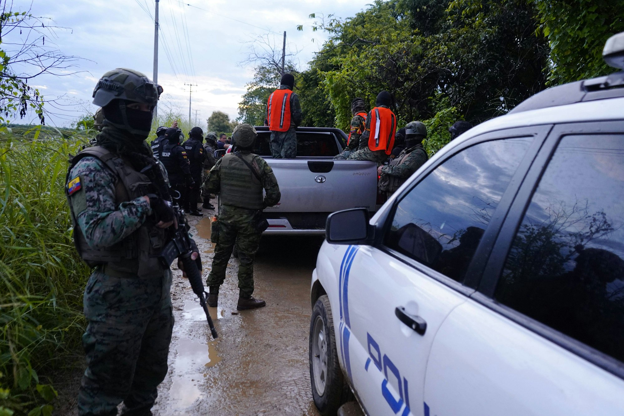 Bewaffnete Polizisten in Ecuador kontrollieren Fahrzeuge.