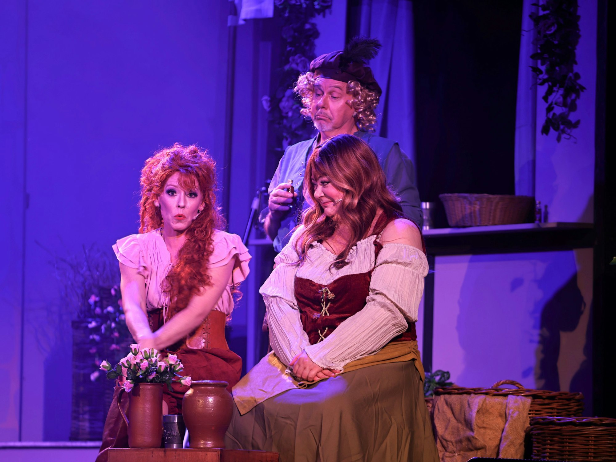 Griet spricht mit ihrer Freundin Lissje und deren Freund Rudi.