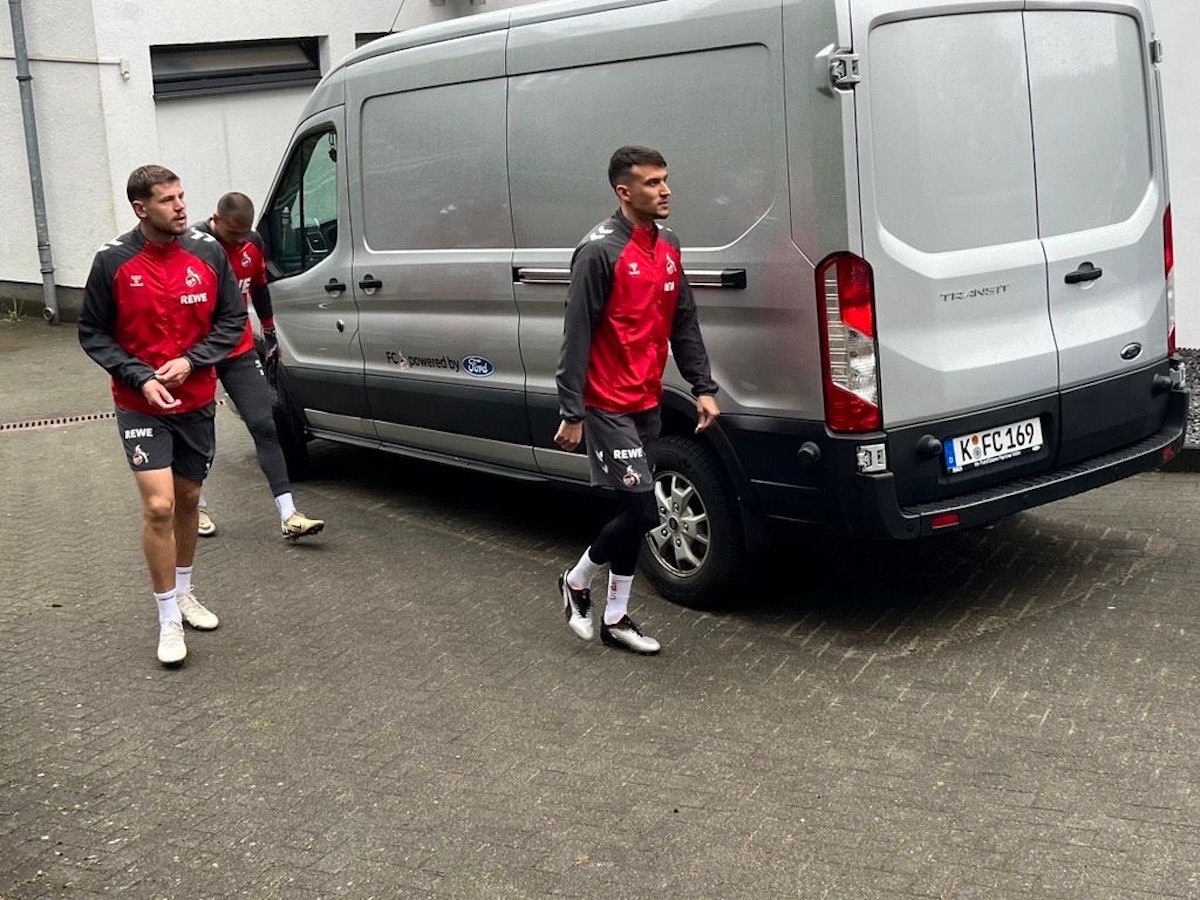 Imad Rondic und Dejan Ljubicic gehen auf den Trainingsplatz.