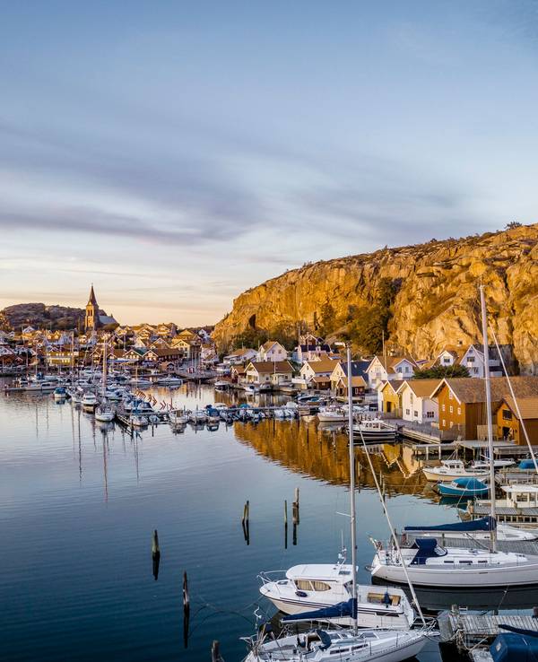 Das Fischerstädtchen Fjällbacka gilt dank toller Strände, einer schönen Uferpromenade und dem idyllischen Schärengarten als absoluter Sehnsuchtsort.