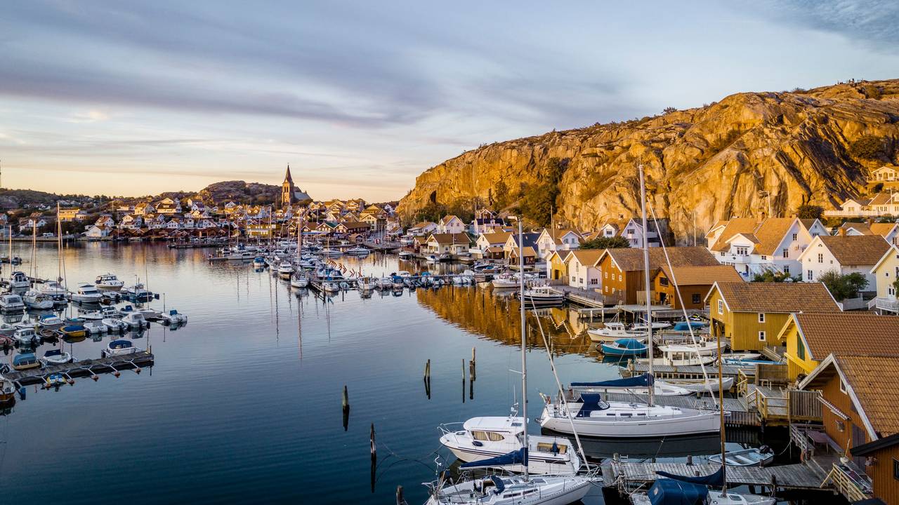 Das Fischerstädtchen Fjällbacka gilt dank toller Strände, einer schönen Uferpromenade und dem idyllischen Schärengarten als absoluter Sehnsuchtsort.