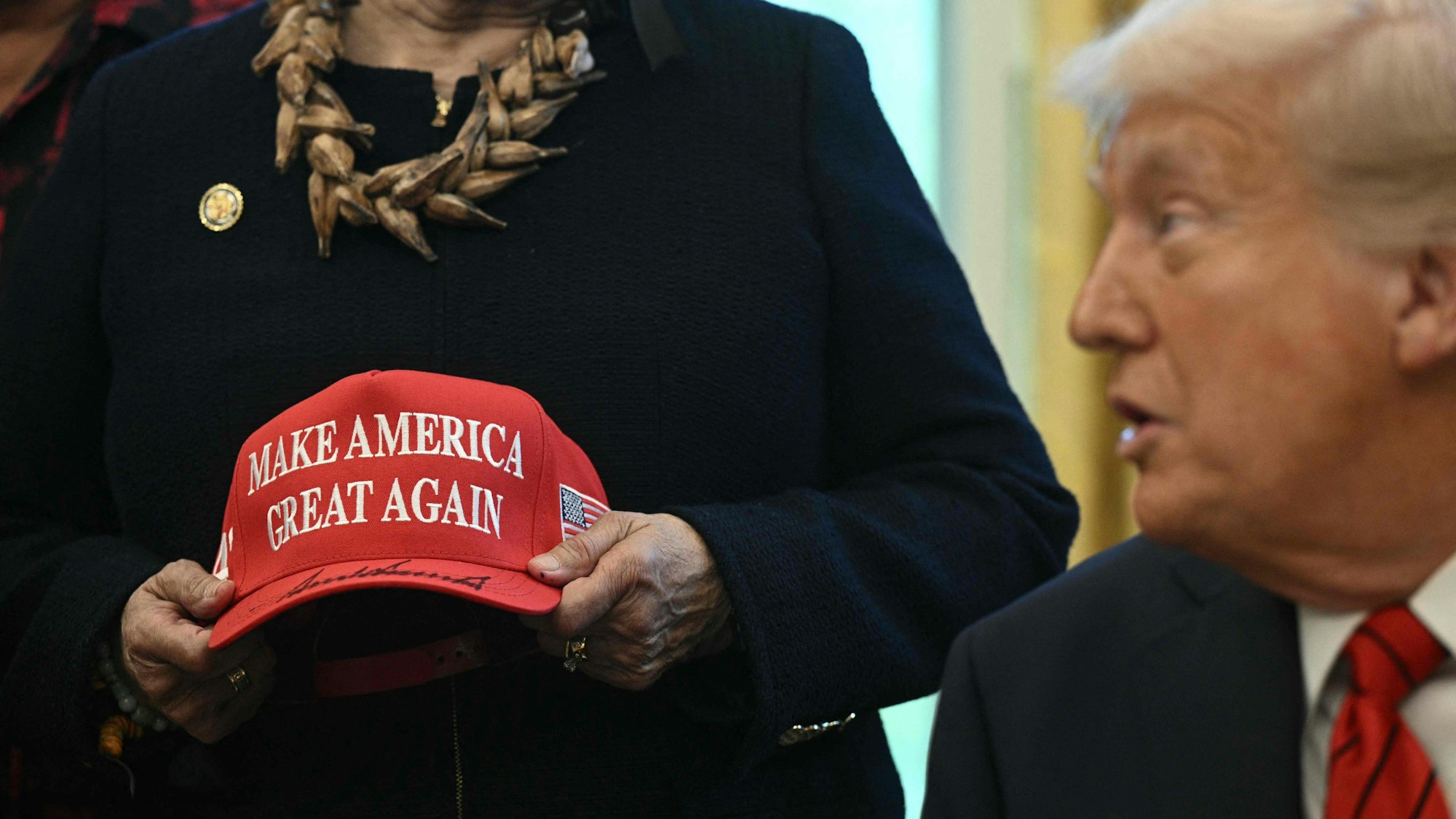 Bereits berühmt: Das „Make America Great Again“-Cap, das auch von Donald Trump getragen wird. Nun sorgt ein weiterer Fanartikel für Spekulationen.