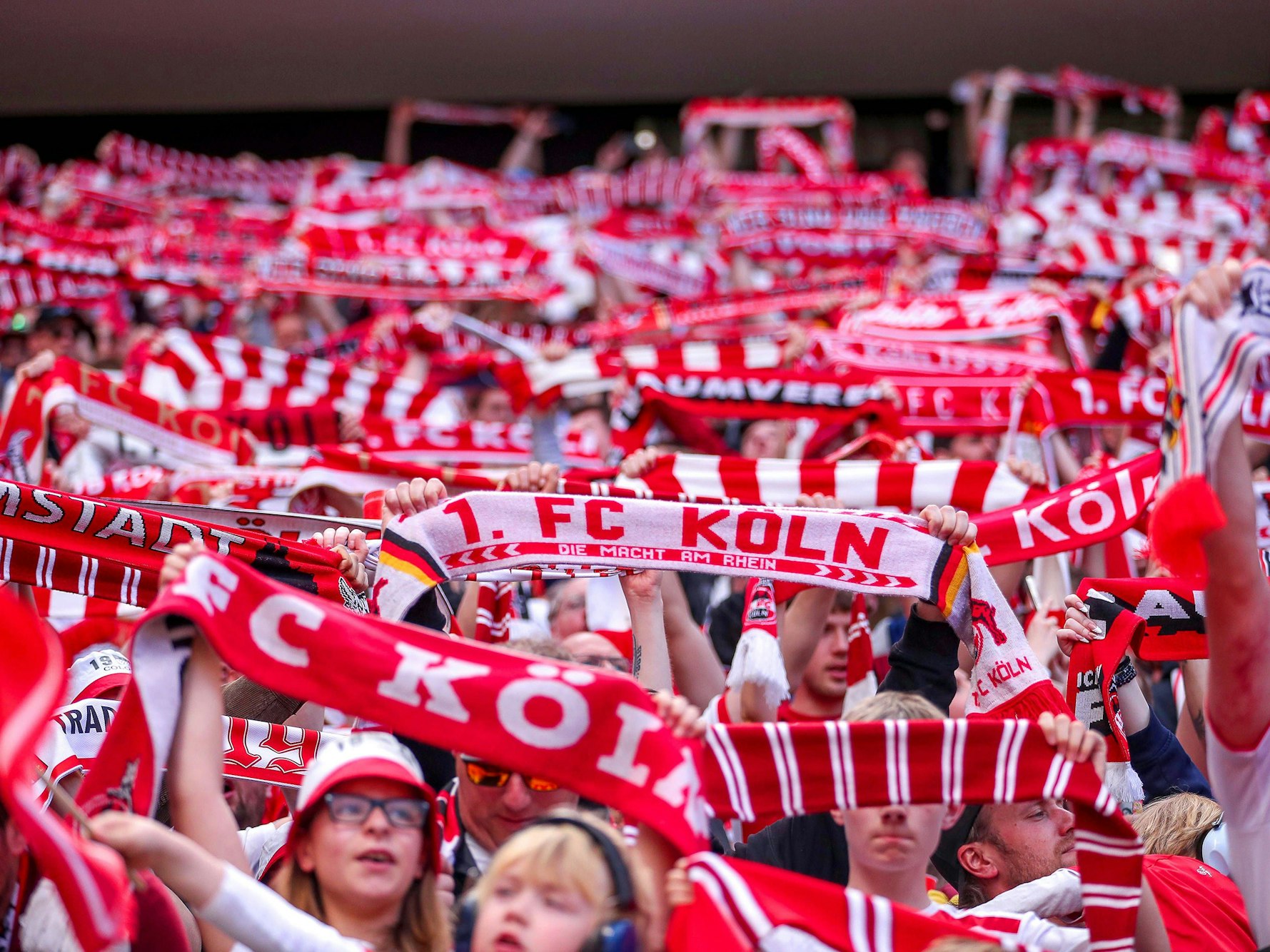 Fans zeigen ihre FC-Schals in der Südkurve.