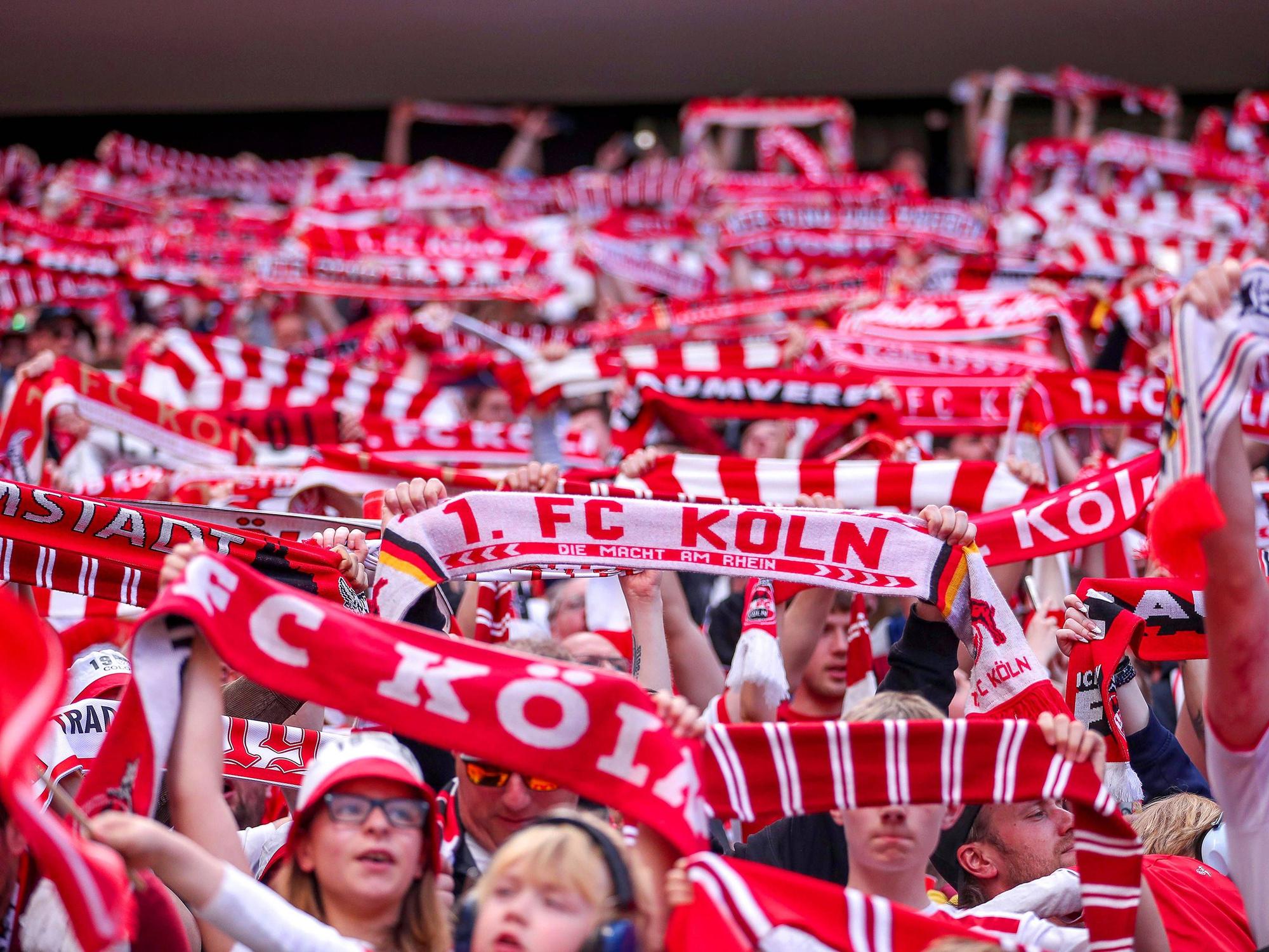 Fans zeigen ihre FC-Schals in der Südkurve.