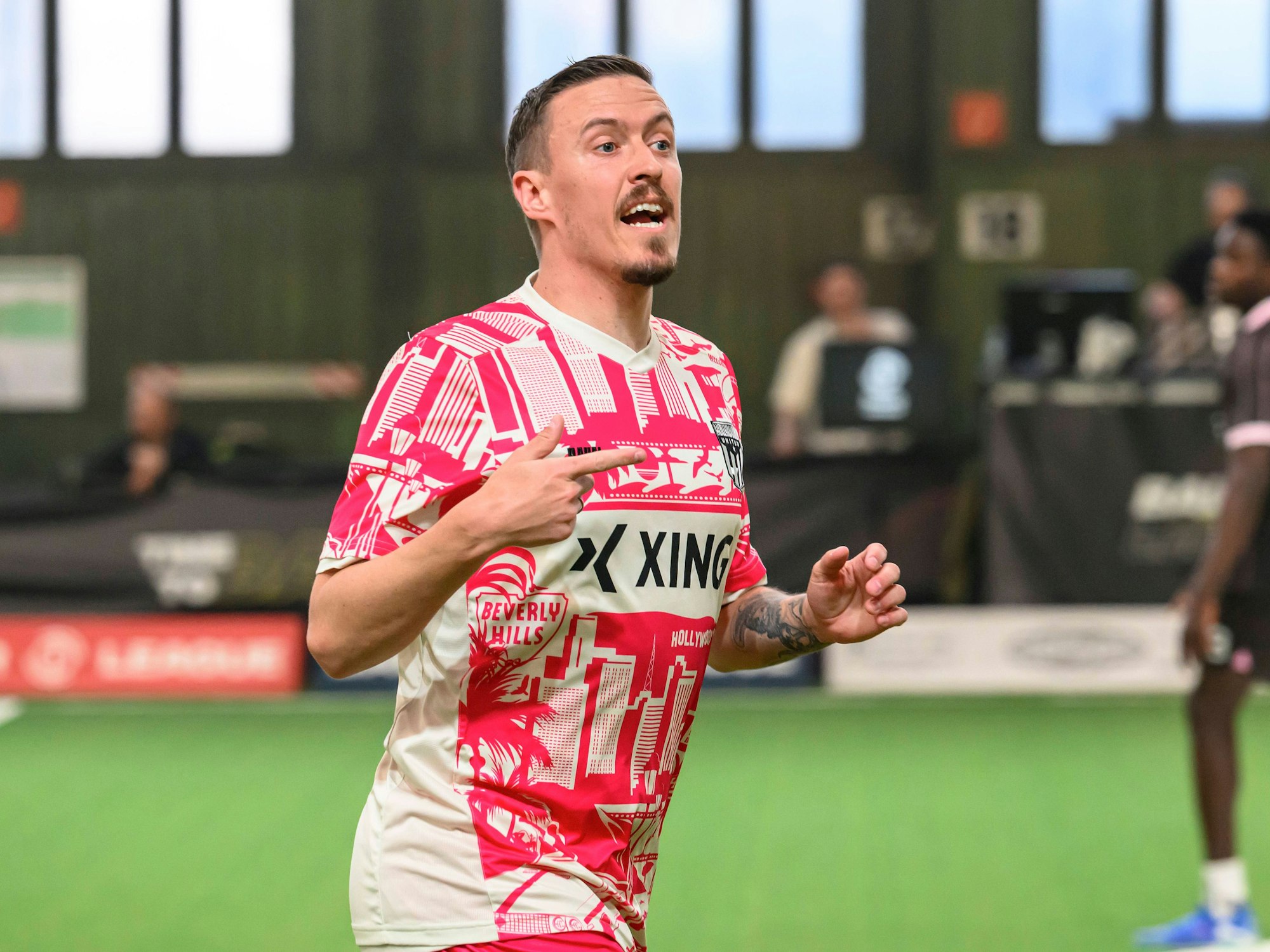 Max Kruse ruft etwas zu seinem Mitspieler.