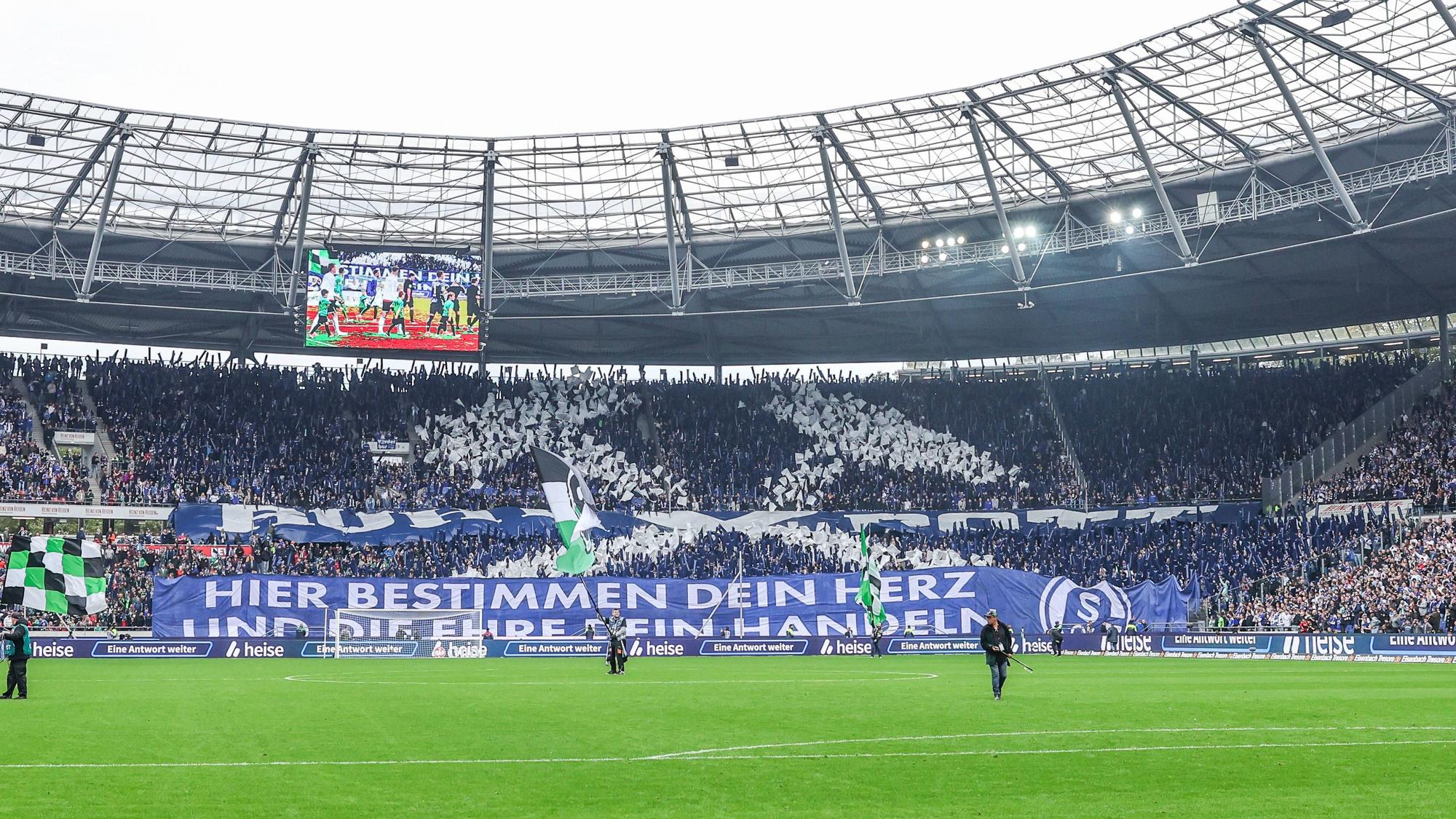 Die Fans des FC Schalke 04 zeigten beim Auswärtsspiel am 19. Oktober 2024 in Hannover eine beeindruckende Choreo.
