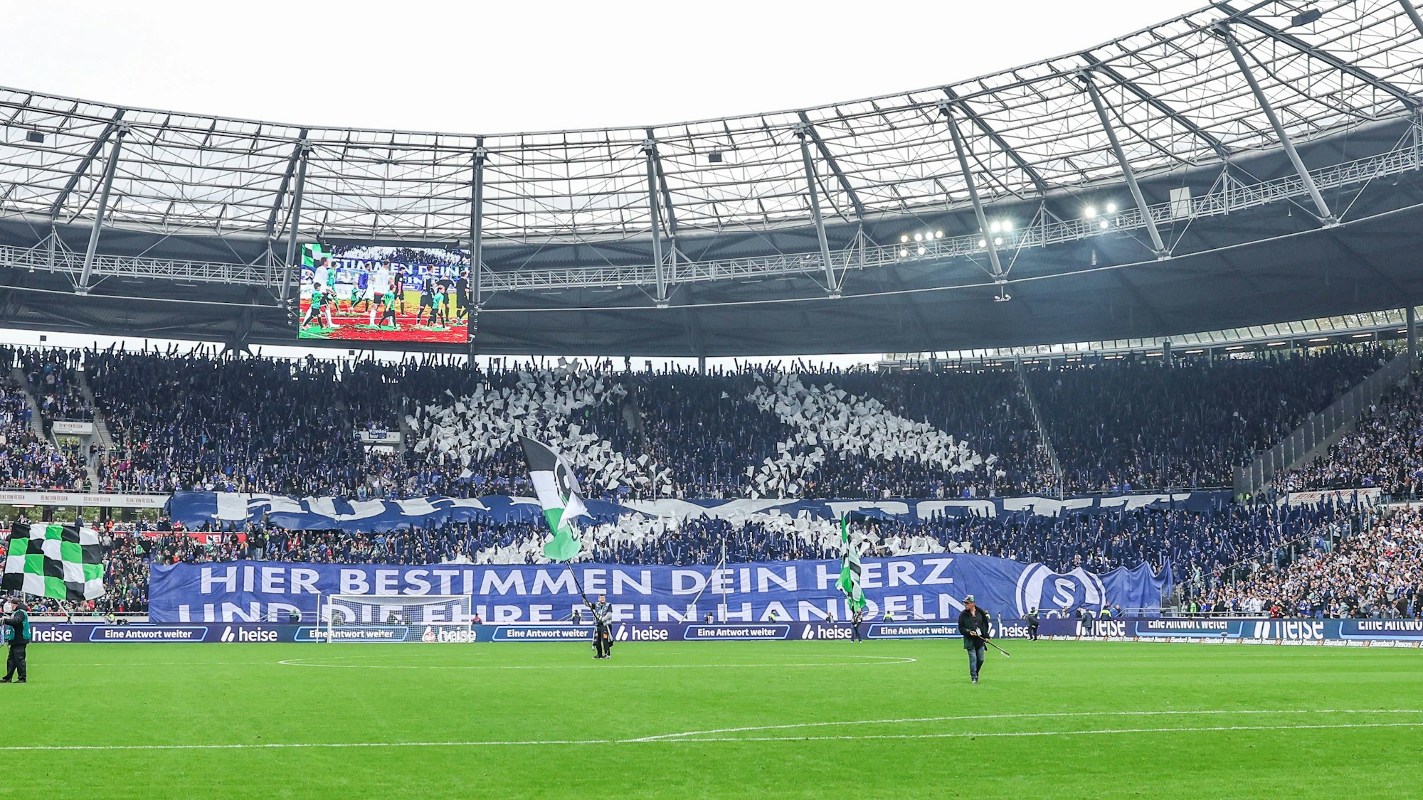 Die Fans des FC Schalke 04 zeigten beim Auswärtsspiel am 19. Oktober 2024 in Hannover eine beeindruckende Choreo.