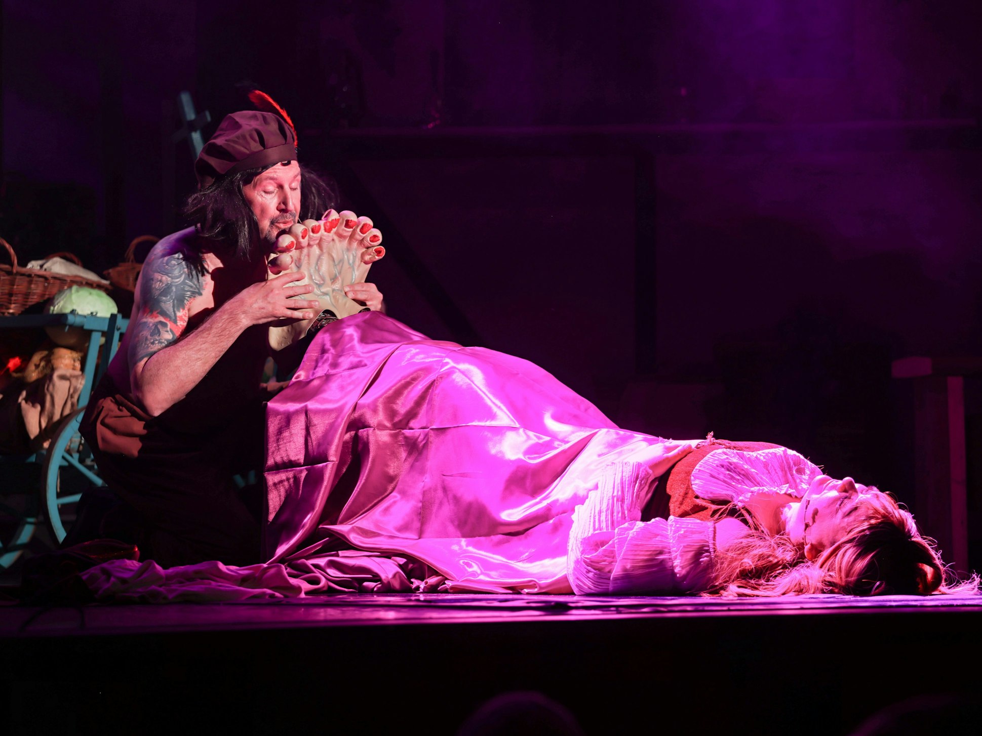 Jan spielt Panflöte auf Griets Füßen.