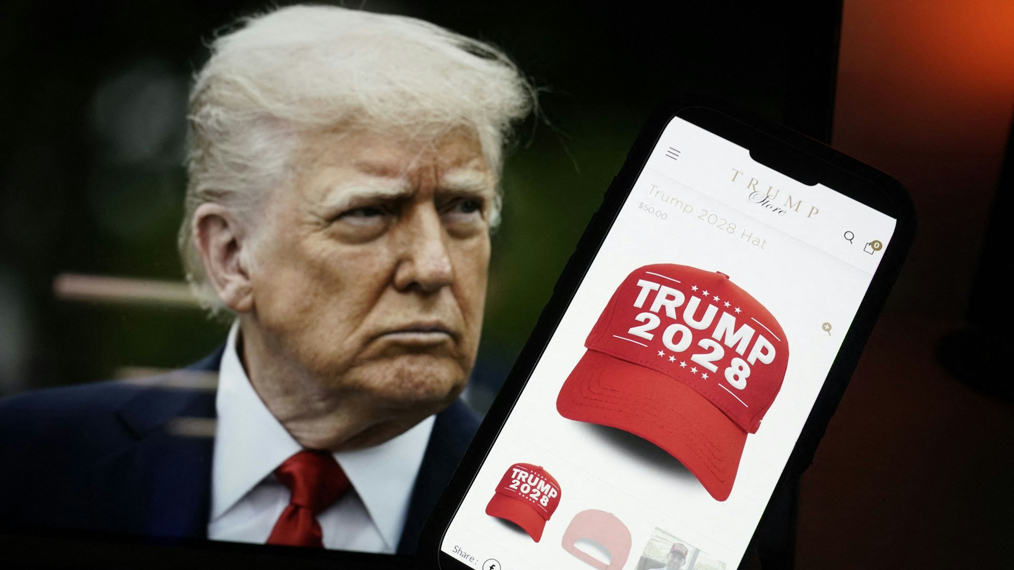 US-Präsident Trumps Umfeld provoziert mit einem neuen Fanartikel: Der offizielle Trump-Onlineshop verkauft nun Kappen mit der Aufschrift „Trump 2028“.